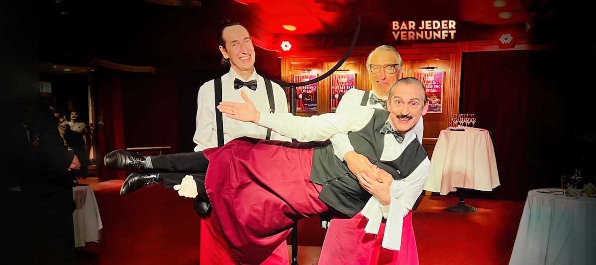 Luigi und Kollegen in der Bar jeder Vernunft